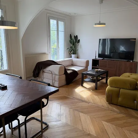 Spacious Designer Near Montmartre Paris