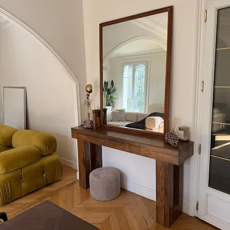 Spacious Designer Near Montmartre Apartment