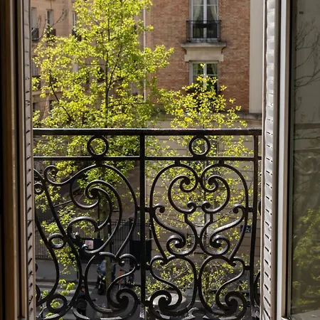 Spacious Designer Near Montmartre Apartment Paris
