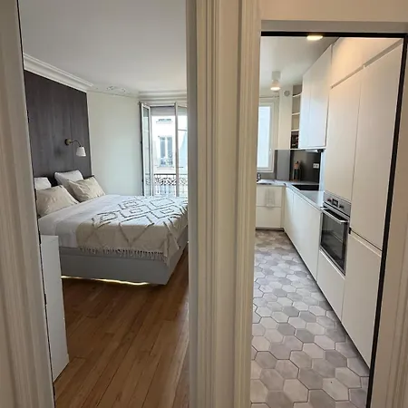 Spacious Designer Near Montmartre