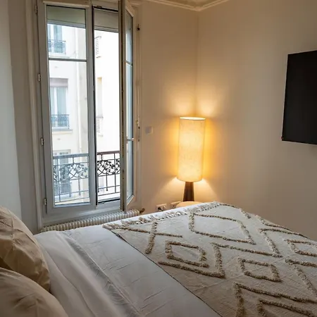 Spacious Designer Near Montmartre Paris
